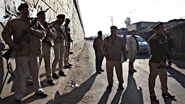 Des soldats indiens sont postés à l'extérieur de la base de Pathankot. Des soldats indiens sont postés à l'extérieur de la base de Pathankot.