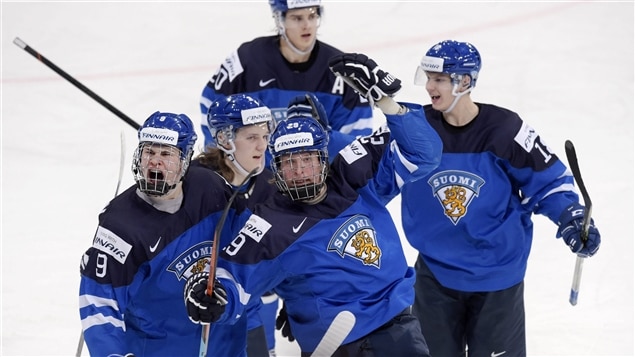 Patrik Laine, Jesse Puljujärvi, Sami Niku, Sebastian Aho et Vili Saarijärvi célèbrent un but. Patrik Laine, Jesse Puljujärvi, Sami Niku, Sebastian Aho et Vili Saarijärvi célèbrent un but.