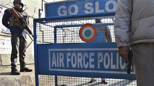 L'accès à la base aérienne de Pathankot a été bloqué dès que les tireurs ont réussi à s'y infiltrer. L'accès à la base aérienne de Pathankot a été bloqué dès que les tireurs ont réussi à s'y infiltrer.