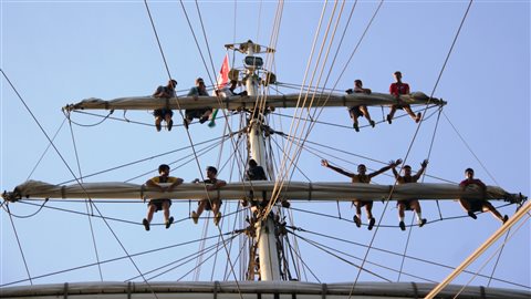Un groupe de 25 jeunes apprentis matelots se sont joints à l'équipage Un groupe de 25 jeunes apprentis matelots se sont joints à l'équipage
