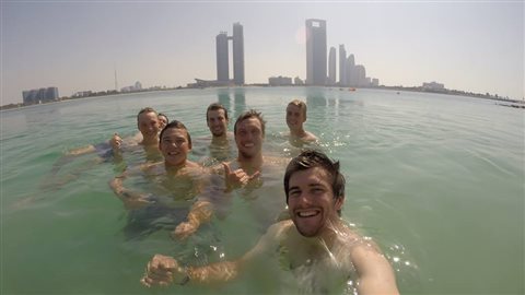 Les matelots ont visité le Koweït, l'Arabie Saoudite, le Royaume de Bahreïn, les Émirats arabes unis et le Qatar. Les matelots ont visité le Koweït, l'Arabie Saoudite, le Royaume de Bahreïn, les Émirats arabes unis et le Qatar.