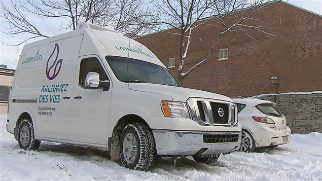 Le nouveau camion réfrigéré de la Maison Lauberivière. Le nouveau camion réfrigéré de la Maison Lauberivière.