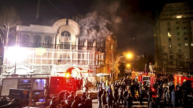 L'ambassade saoudienne à Téhéran est la proie des flammes le 2 janvier à la suite d'une manifestation en réaction à l'exécution par Riyad du cheikh Nimr al-Nimr. L'ambassade saoudienne à Téhéran est la proie des flammes le 2 janvier à la suite d'une manifestation en réaction à l'exécution par Riyad du cheikh Nimr al-Nimr.