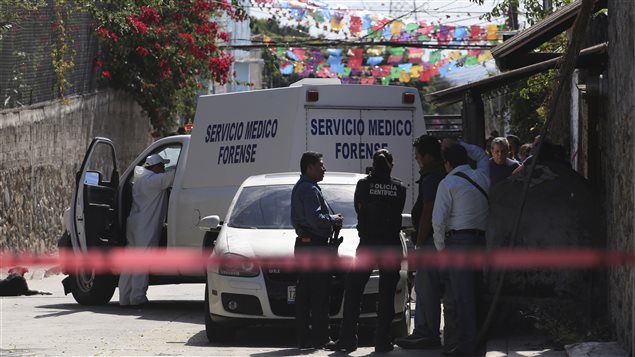 Les policiers près de la résidence de Gisela Mota à Temixco Les policiers près de la résidence de Gisela Mota à Temixco
