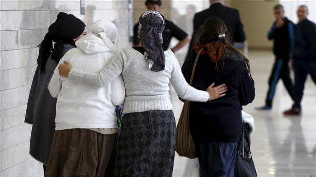 Des femmes israéliennes, amies et proches de deux citoyens israéliens inculpés à la suite de l'incendie criminel du 31 juillet, marchent ensemble dans un tribunal de Lod, le 3 janvier 2016. Des femmes israéliennes, amies et proches de deux citoyens israéliens inculpés à la suite de l'incendie criminel du 31 juillet, marchent ensemble dans un tribunal de Lod, le 3 janvier 2016.