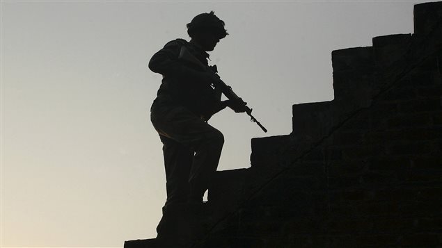 Un soldat indien patrouille la base de Pathankot, attaquée par des hommes armées. Un soldat indien patrouille la base de Pathankot, attaquée par des hommes armées.