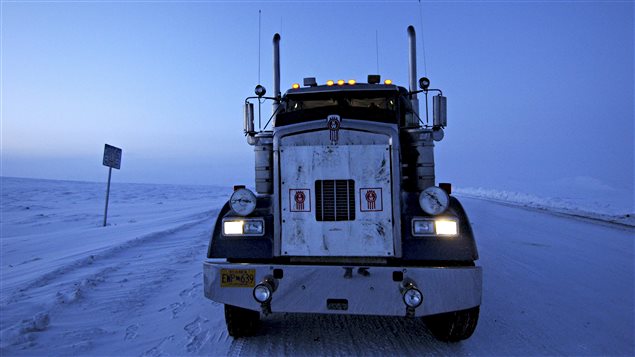 Un camion poids lourd sur une route de glace. Un camion poids lourd sur une route de glace.