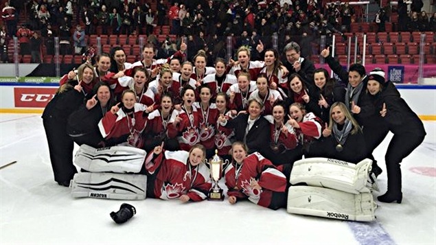 L'équipe canadienne des moins de 21 ans célèbre sa victoire en finale du mondial junior. L'équipe canadienne des moins de 21 ans célèbre sa victoire en finale du mondial junior.