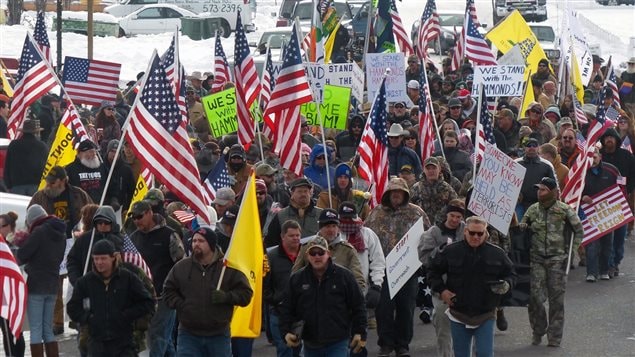 Des manifestants ont protesté contre la sentence imposée à deux fermiers de l'Oregon. Des manifestants ont protesté contre la sentence imposée à deux fermiers de l'Oregon.