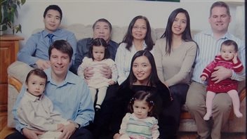 Une photo souvenir des familles Tran et Brousseau. Une photo souvenir des familles Tran et Brousseau.