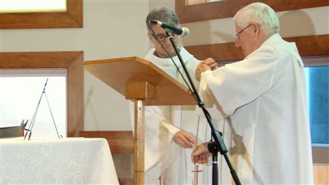 Une première célébration à la nouvelle église de Grande-Entrée, présidée par le curé Claude Gosselin assisté du curé Rejean Coulombe Une première célébration à la nouvelle église de Grande-Entrée, présidée par le curé Claude Gosselin assisté du curé Rejean Coulombe