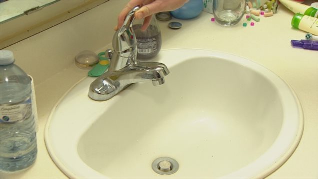 1000 résidents de Langara Gardens ont eu la vie difficile après que la ville ait coupé leur alimentation en eau le 2 janvier à 15h. 1000 résidents de Langara Gardens ont eu la vie difficile après que la ville ait coupé leur alimentation en eau le 2 janvier à 15h.