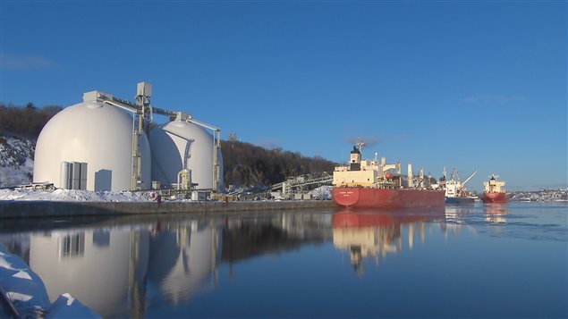 Le navire Federal Baffin au terminal de transbordement d'Arrimage Québec Le navire Federal Baffin au terminal de transbordement d'Arrimage Québec