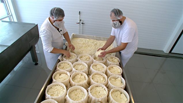 Oleg Sirota à l'oeuvre dans sa fromagerie Oleg Sirota à l'oeuvre dans sa fromagerie