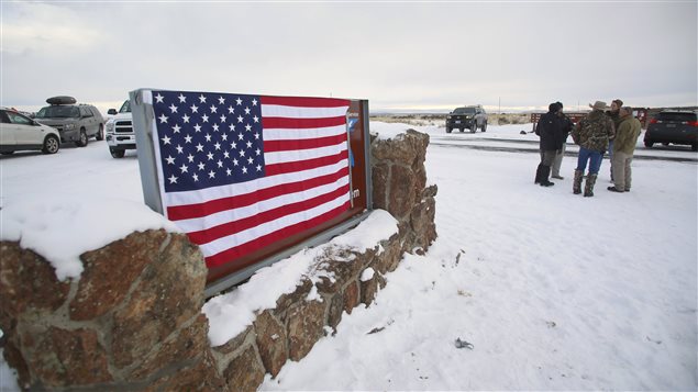 Des manifestants ont couvert l'entrée du Malheur National Wildlife Refuge, en Oregon, d'un drapeau américain. Des manifestants ont couvert l'entrée du Malheur National Wildlife Refuge, en Oregon, d'un drapeau américain.