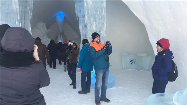 Les premiers visiteurs de l'Hôtel de glace. Les premiers visiteurs de l'Hôtel de glace.