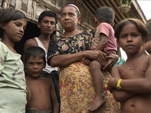 Naba Husson (deuxième à gauche) et sa famille vivent dans un camp dans la région de Rakhine. Naba Husson (deuxième à gauche) et sa famille vivent dans un camp dans la région de Rakhine.