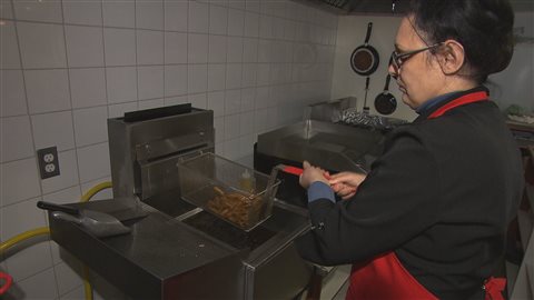 Les Gaspésiennes travaillent surtout dans le domaine des services Les Gaspésiennes travaillent surtout dans le domaine des services