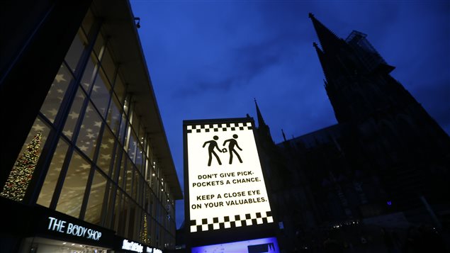 Une affiche prévient les citoyens de se méfier des voleurs à la tire sur la place donnant sur la cathédrale de Cologne où quelque 90 femmes auraient été agressées par des hommes la veille du Nouvel An. Une affiche prévient les citoyens de se méfier des voleurs à la tire sur la place donnant sur la cathédrale de Cologne où quelque 90 femmes auraient été agressées par des hommes la veille du Nouvel An.