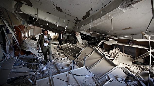 Un homme marche dans les décombres de la Chambre de commerce de Sanaa, le 5 janvier 2016. Un homme marche dans les décombres de la Chambre de commerce de Sanaa, le 5 janvier 2016.