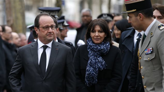 Le président français, François Hollande, et la mairesse de Paris, Anne Hidalgo, ont rendu hommage aux victimes des attentats de Charlie Hebdo et du supermarché Hyper Cacher. Le président français, François Hollande, et la mairesse de Paris, Anne Hidalgo, ont rendu hommage aux victimes des attentats de Charlie Hebdo et du supermarché Hyper Cacher.