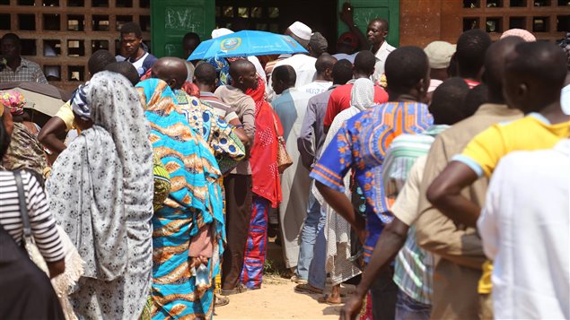 Le 30 décembre 2015, des gens se pressent au bureau de scrutin pour le premier tour de l'élection présidentielle. Le 30 décembre 2015, des gens se pressent au bureau de scrutin pour le premier tour de l'élection présidentielle.