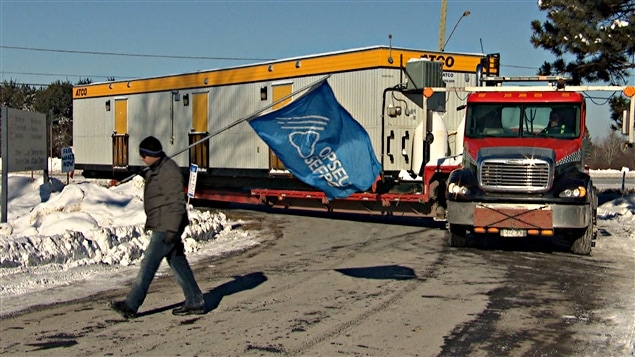 La direction du Centre de détention d'Ottawa-Carleton a fait livrer des roulottes portatives , tandis que des syndiqués ont tenu du piquetage d'information. (05-01-15) La direction du Centre de détention d'Ottawa-Carleton a fait livrer des roulottes portatives , tandis que des syndiqués ont tenu du piquetage d'information. (05-01-15)