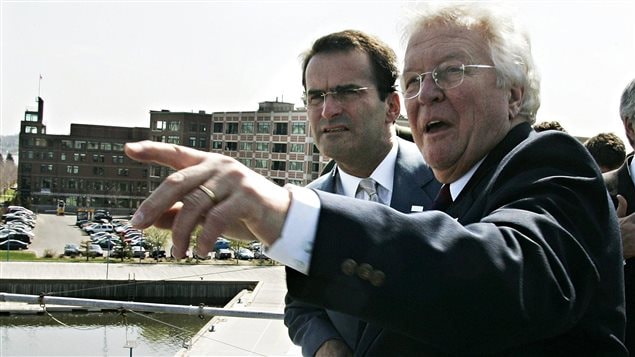 Jean-Paul L'Allier en compagnie du ministre des Transports Jean Lapierre en 2005. Les deux hommes préparaient les festivités du 400e anniversaire de Québec en 2008.