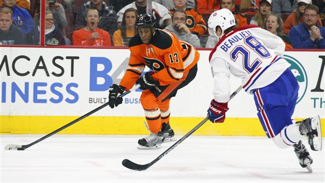 Nathan Beaulieu couvre Wayne Simmonds des Flyers de Philadelphie. Nathan Beaulieu couvre Wayne Simmonds des Flyers de Philadelphie.