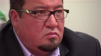 Le grand chef de l'Assemblée des chefs du Manitoba, Derek Nepinak a fait remarqué que les deux maisons de la réserve de Pine Creek ont été perquisitionnées le 15 décembre dernier, le même jour où le rapport final de la commission Vérité et Réconciliation a été remis. Le grand chef de l'Assemblée des chefs du Manitoba, Derek Nepinak a fait remarqué que les deux maisons de la réserve de Pine Creek ont été perquisitionnées le 15 décembre dernier, le même jour où le rapport final de la commission Vérité et Réconciliation a été remis.