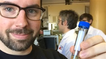 Chris Renolds montre une éprouvette contenant de la bière âgée d'environ 120 ans. Chris Renolds montre une éprouvette contenant de la bière âgée d'environ 120 ans.