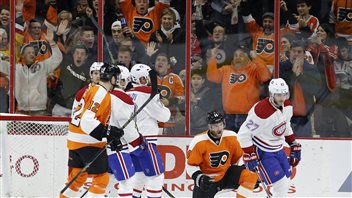 Sean Couturier célèbre le quatrième but des siens en troisième période. Sean Couturier célèbre le quatrième but des siens en troisième période.