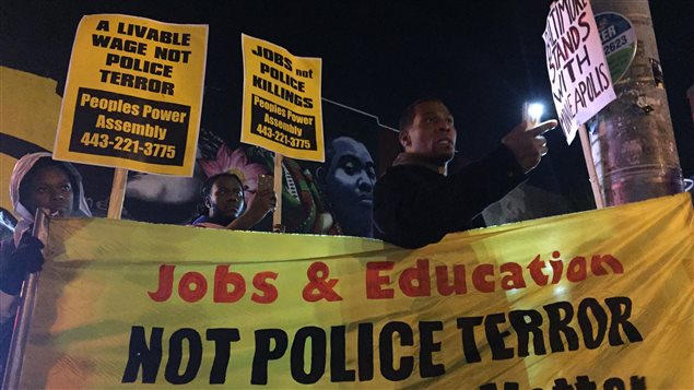 Manifestation dans le quartier Sandtown-Winchester, de Baltimore. Manifestation dans le quartier Sandtown-Winchester, de Baltimore.