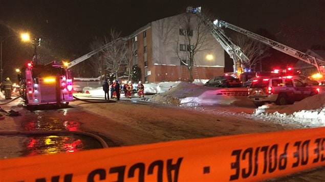 La grande échelle des pompiers n'a pu se déployer. La grande échelle des pompiers n'a pu se déployer.
