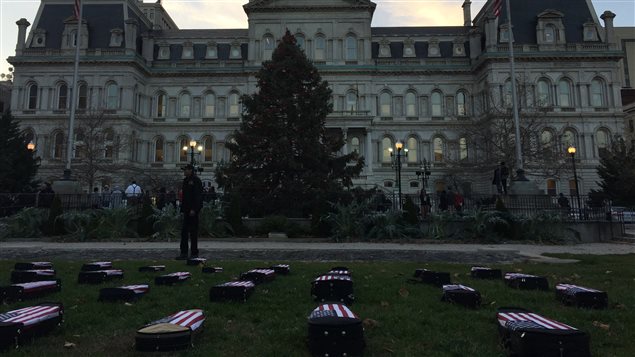 Une installation artistique symbolisant le nombre de personnes tuées dans des violences devant l'hôtel de ville de Baltimore. Une installation artistique symbolisant le nombre de personnes tuées dans des violences devant l'hôtel de ville de Baltimore.