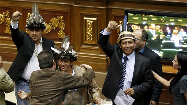 Les députés Julio Ygarza, Nirma Guarulla et Romel Guzamana célèbrent leur victoire après avoir prêté serment. Les députés Julio Ygarza, Nirma Guarulla et Romel Guzamana célèbrent leur victoire après avoir prêté serment.