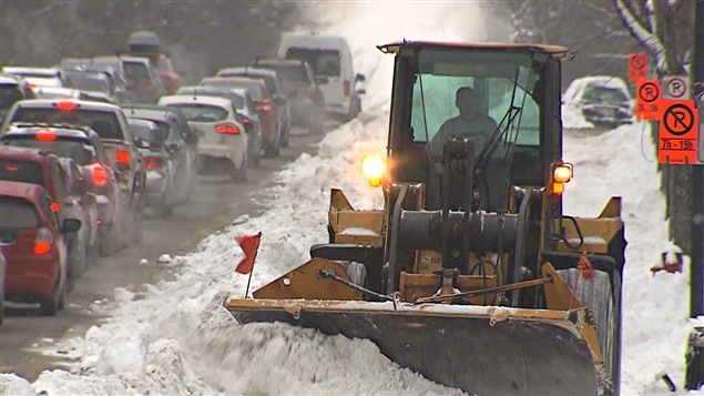 Le déneigement devrait se terminer mercredi soir à Montréal. Le déneigement devrait se terminer mercredi soir à Montréal.