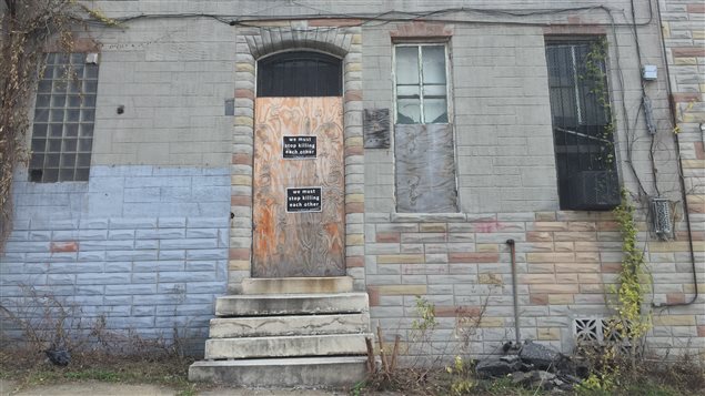 Des affiches « Il faut arrêter de s'entretuer » placardées dans le quartier Sandtown-Winchester, à Baltimore. Des affiches « Il faut arrêter de s'entretuer » placardées dans le quartier Sandtown-Winchester, à Baltimore.