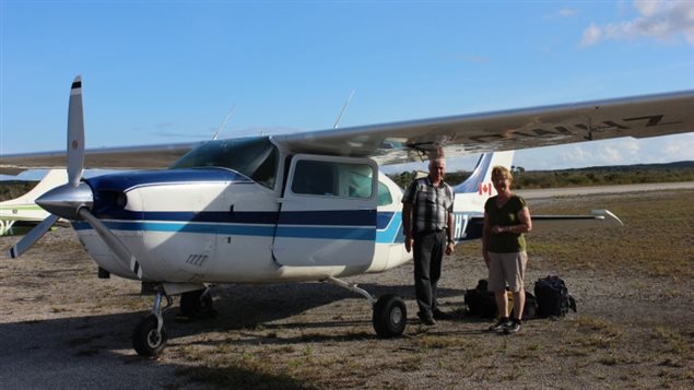 Clément et Sylvia Dion à coté de leur avion. Clément et Sylvia Dion à coté de leur avion.