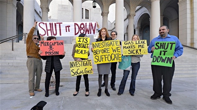 Des manifestants demandent la fermeture du puit de la Southern California Gas devant l'hôtel de ville de Los Angeles. Des manifestants demandent la fermeture du puit de la Southern California Gas devant l'hôtel de ville de Los Angeles.