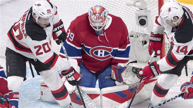 Lee Stempniak et Adam Henrique ont été menaçants près du filet de Mike Condon en première période. Lee Stempniak et Adam Henrique ont été menaçants près du filet de Mike Condon en première période.
