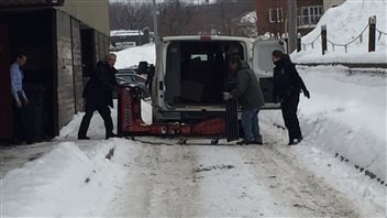 Les policiers ont sorti la machine de boxe du bar ce matin. Les policiers ont sorti la machine de boxe du bar ce matin.