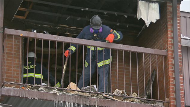Des enquêteurs sur les lieux de l'incendie mercredi. Des enquêteurs sur les lieux de l'incendie mercredi.