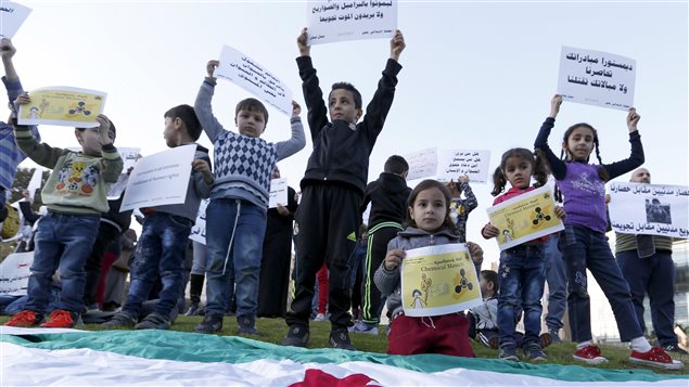 Le 26 décembre, des enfants syriens ont été réunis devant les bureaux de l'ONU, à Beyrouth, au Liban, pour demander la fin du siège de Madaya et de Zabadani. Le 26 décembre, des enfants syriens ont été réunis devant les bureaux de l'ONU, à Beyrouth, au Liban, pour demander la fin du siège de Madaya et de Zabadani.