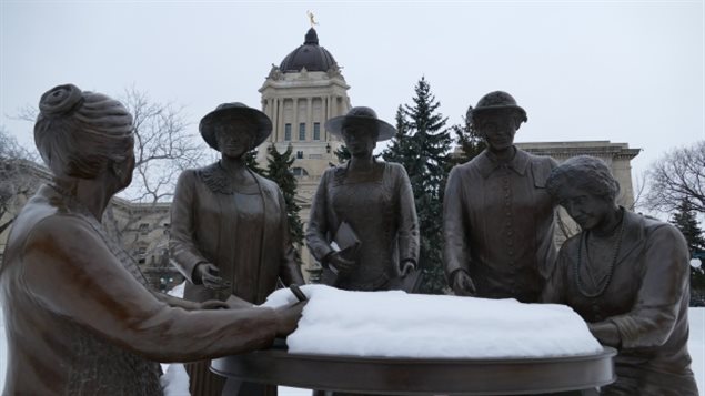 Une statue des « Célèbres cinq » devant l'assembée législative du Manitoba. Une statue des « Célèbres cinq » devant l'assembée législative du Manitoba.