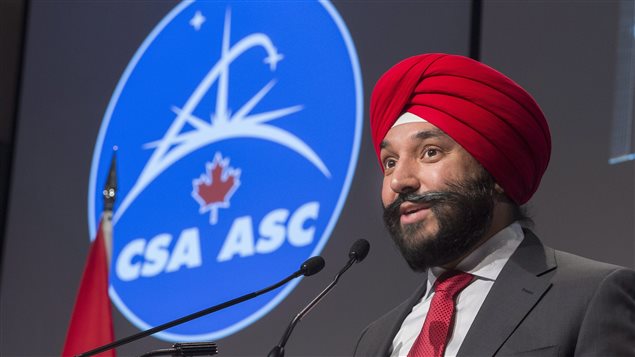 Le ministre de l'Innovation, des Sciences et du Développement économique du Canada, Navdeep Bains, lors d'une visite à l'agence spatiale canadienne à Saint-Hubert, Québec Le ministre de l'Innovation, des Sciences et du Développement économique du Canada, Navdeep Bains, lors d'une visite à l'agence spatiale canadienne à Saint-Hubert, Québec