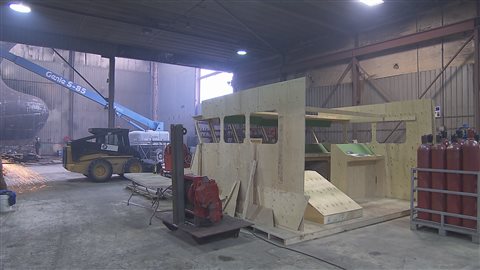 Cette maquette est en bois, mais ce bateau de recherche et de sauvetage sera fait entièrement d'aluminium. Il pourra atteindre une vitesse de 22 nœuds, peu importe les conditions, soit environ une cinquantaine de km. Cette maquette est en bois, mais ce bateau de recherche et de sauvetage sera fait entièrement d'aluminium. Il pourra atteindre une vitesse de 22 nœuds, peu importe les conditions, soit environ une cinquantaine de km.
