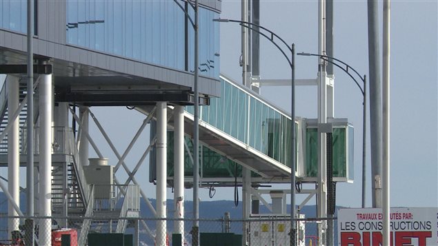 La nouvelle passerelle d'embarquement des passagers à Baie-Comeua La nouvelle passerelle d'embarquement des passagers à Baie-Comeua