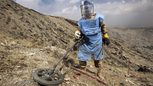 Image tirée de la série documentaire « 24 heures : Danger! » Ici : un démineur en Afghanistan Image tirée de la série documentaire « 24 heures : Danger! » Ici : un démineur en Afghanistan