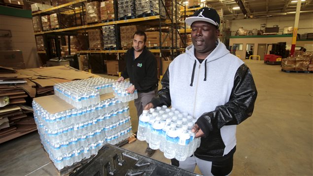 Des habitants de Flint s'approvisionnent en eau embouteillée. Des habitants de Flint s'approvisionnent en eau embouteillée.